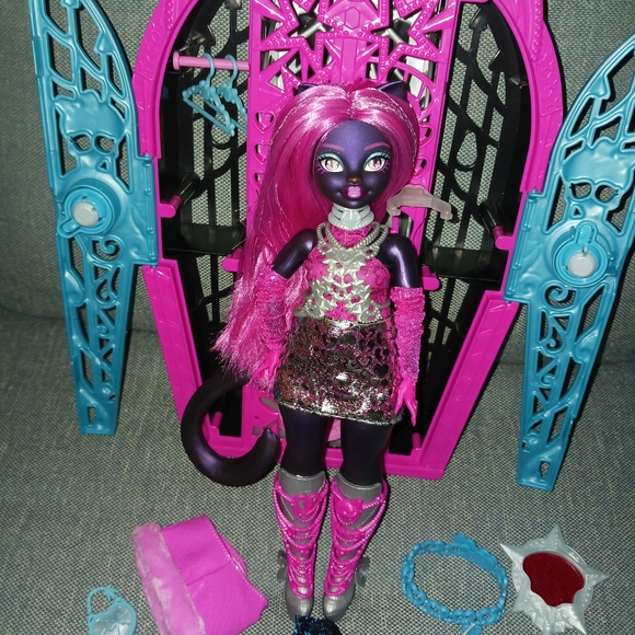 Monster High Skulltimate Secrets Hauntlywood Mysteries Doll, Catty Noir - Picture 2 of 3